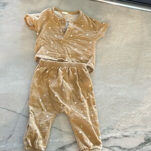 Q by Quincy Mae 2 piece stars and moons outfit 3-6M mustard yellow